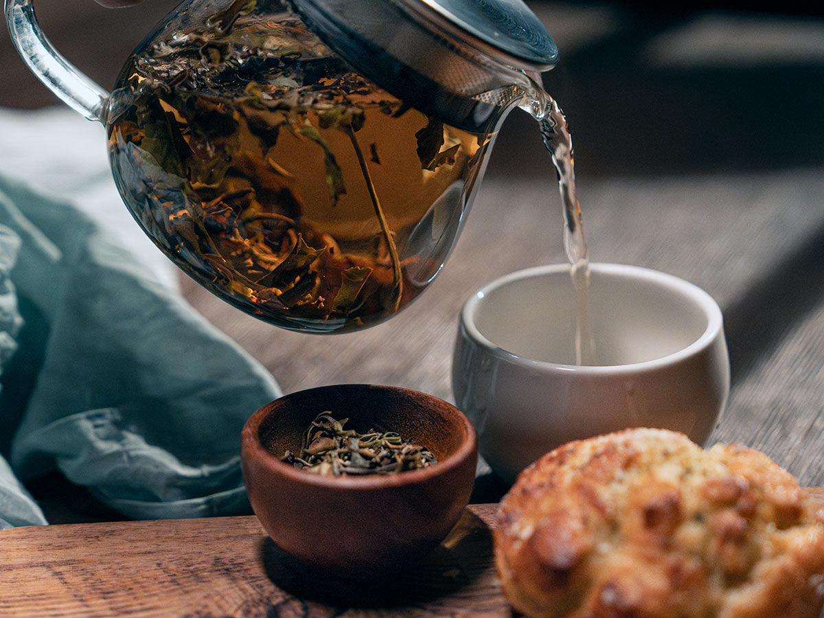 fujian white peony being poured into cup